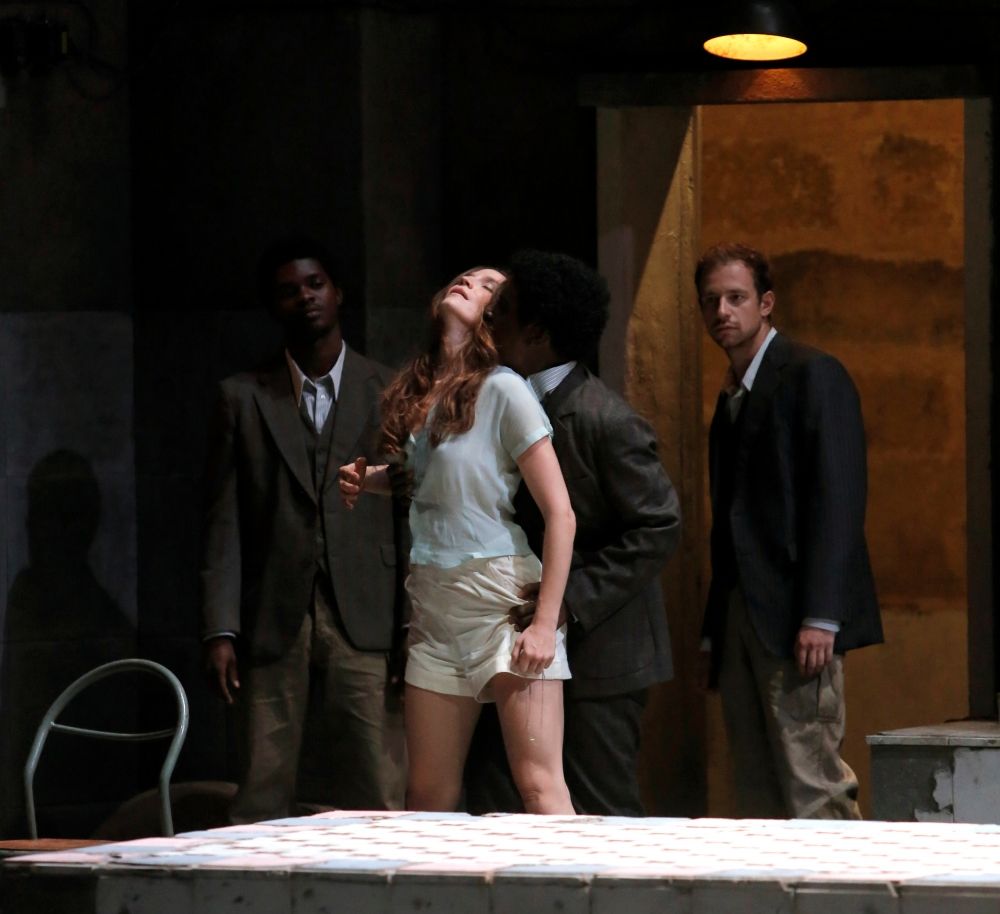 Scène uit Così fan tutte bij het Festival d'Aix-en-Provence. (© Pascal Victor / Artcomart)