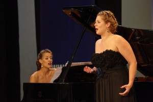 Sopraan Marie Perbost en pianiste Joséphine Ambroselli Brault staan net als in 2014 in de finale. (© Hans Hijmering)