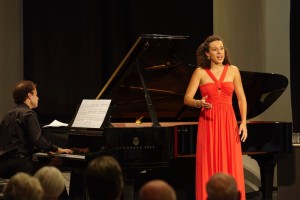 Mezzosopraan Adèle Charvet en pianist Florian Caroubi behoren tot de vier finalisten. (© Hans Hijmering)