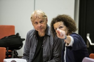 Componist Peter-Jan Wagemans en regisseur Cilia Hogerzeil bij de repetities voor Beeldenstorm. (© Rob van Herwaarden)