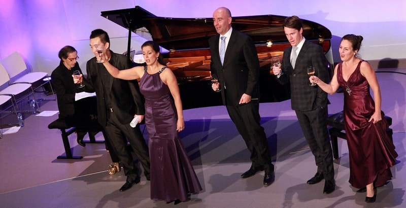 Een optreden van Opera per Tutti in de Edesche Concertzaal. Mylou Mazali is de derde van links. (© Edesche Concertzaal)