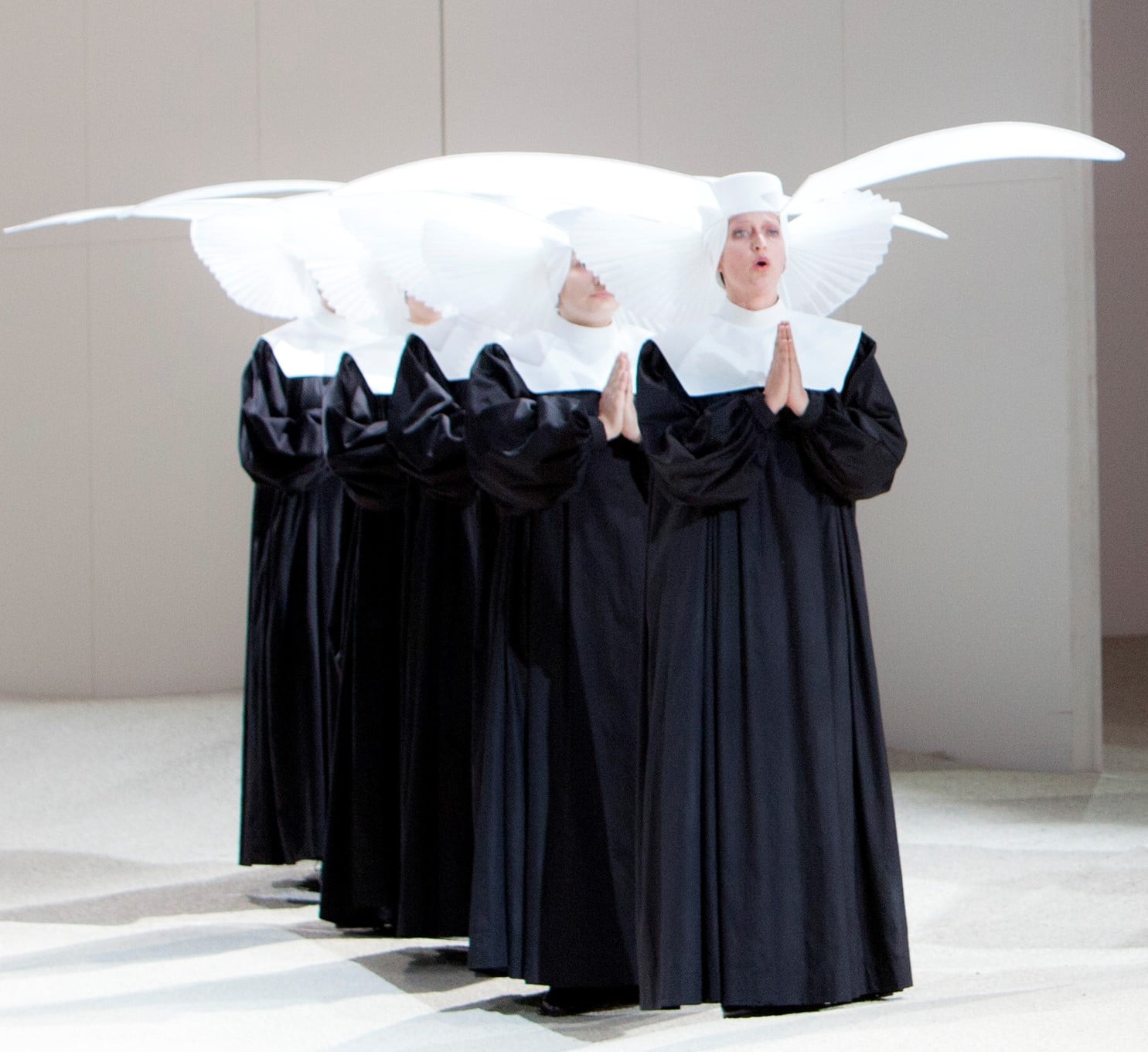 Eva Kroon (de voorste van de groep) als 'Un Musico' in Manon Lescaut bij De Nationale Opera. (© Bernd Uhlig)