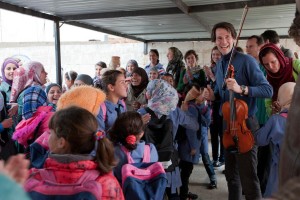 Merlijn Twaalfhoven met Syrische vluchtelingen in Jordanië.