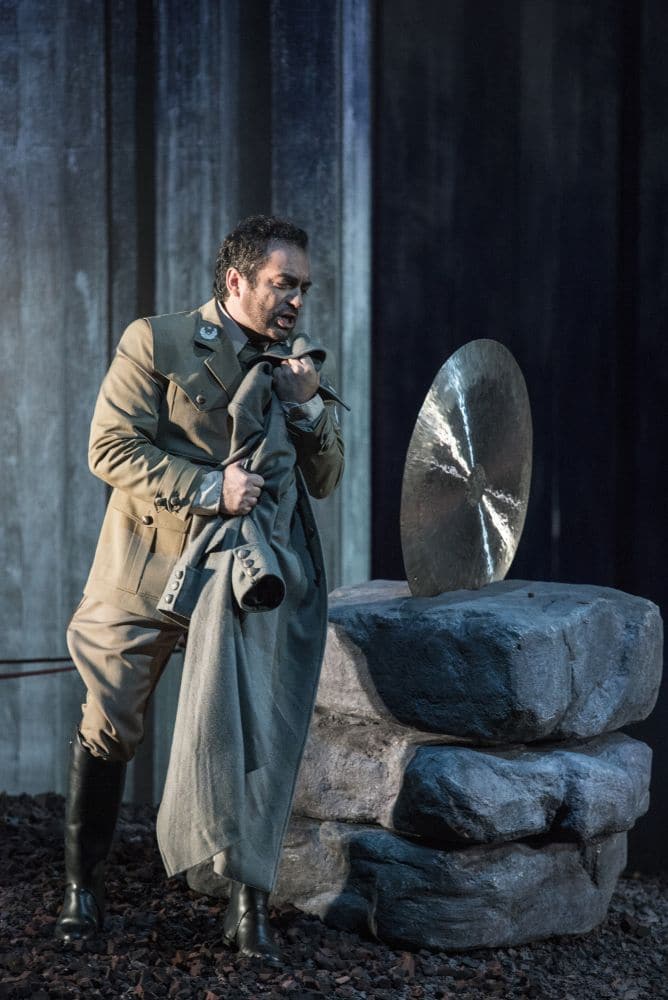 Scène uit Norma bij het Aalto-Musiktheater in Essen. (© Matthias Jung)