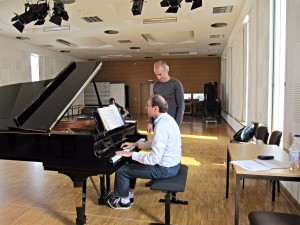Dietrich Henschel en Roger Braun in repetitie voor 'Wenn ich sein Antlitz sehe'. (© Festival Vocallis)