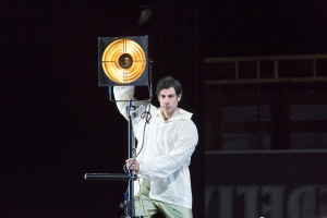 Guglielomo richt zich tot de zaal in zijn aria over ontrouw (© ROH / Stephen Cummisky).