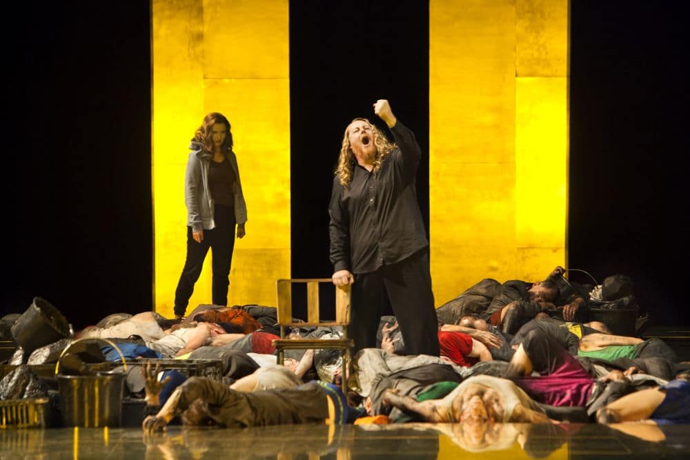 Scène uit Der fliegende Holländer bij Opera Vlaanderen, met in het midden Iain Paterson. (© Annemie Augustijns)