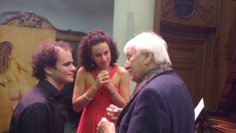 Florian Caroubi en Adèle Charvet met master Konrad Richter. (© Place de l'Opera)