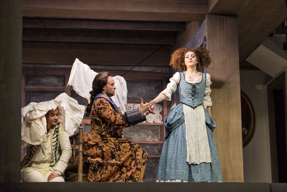 Veerle Sanders (Cherubino), Rubèn Plantinga (Il Conte di Almaviva) en Anna Emelianova (Susanna) in Le nozze di Figaro bij Opera Zuid. (© Morten de Boer)