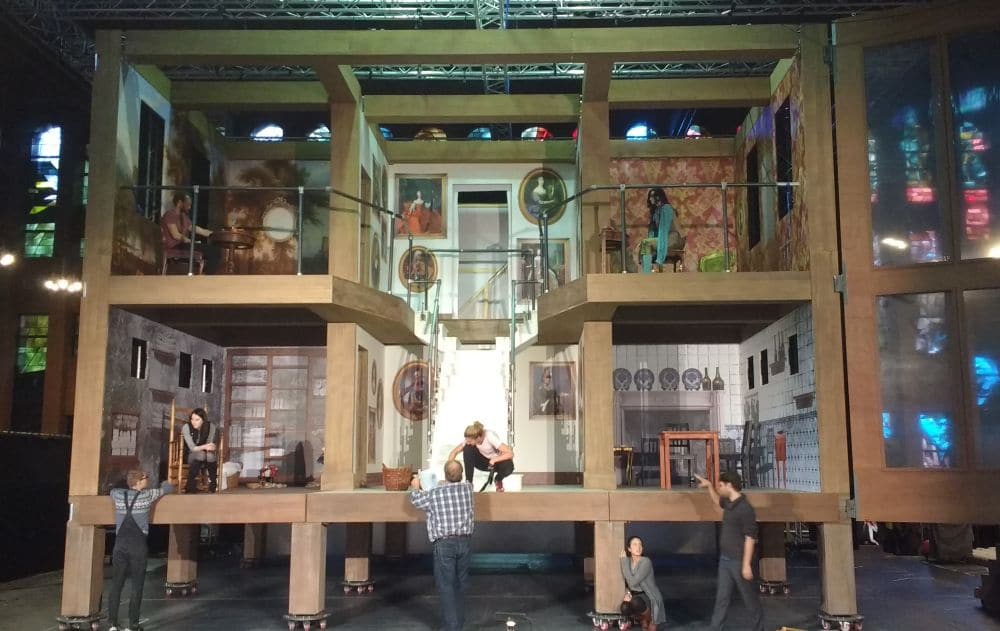 Het decor van Le nozze di Figaro, met linksboven de kamer van de graaf. (© Place de l'Opera)