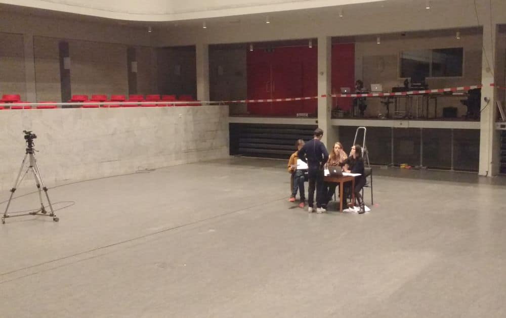 Repetitie voor Les nuits d'été, met staand Gable Roelofsen en zittend rechts Romy Roelofsen. (© Place de l'Opera)