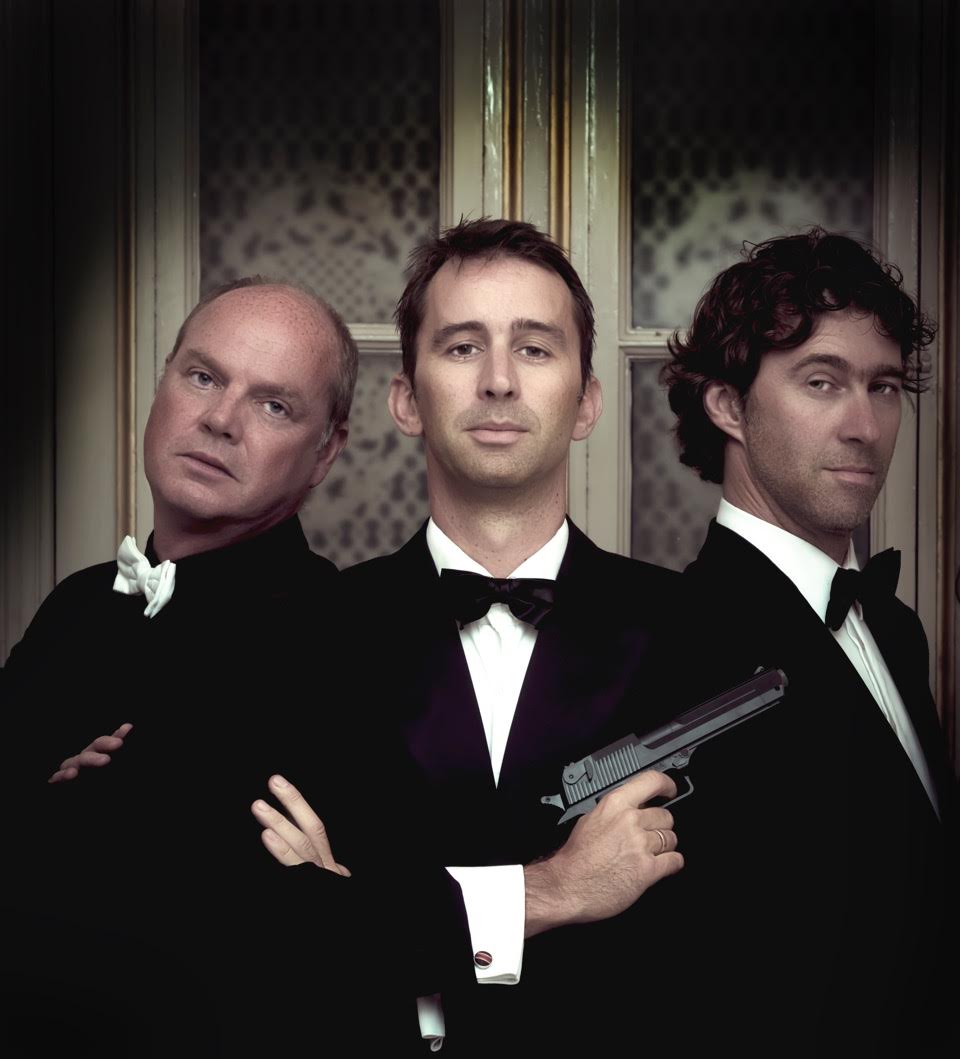 Campagnebeeld voor From Russia with love, met van links naar rechts Hans Eijsackers, Henk Neven en Jan Bastiaan Neven. (© Ronald Knapp)