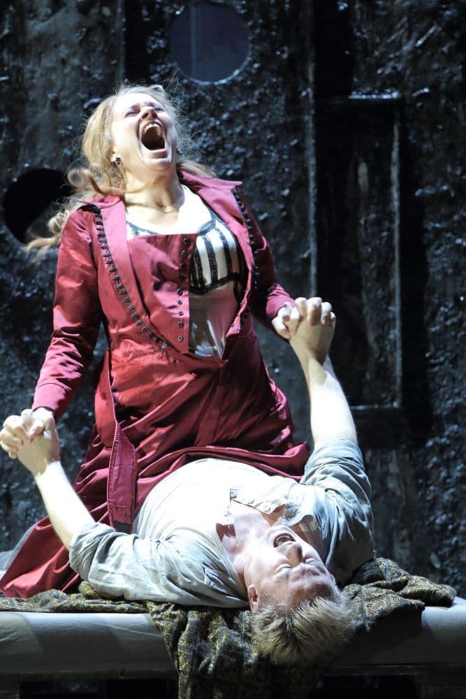 Anja Kampe en Misha Didyk in Lady Macbeth van Mtsensk bij de Bayerische Staatsoper (© Wilfried Hösl)