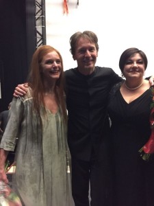 Van links naar rechts Astrid van den Akker, dirigent Marc Albrecht en sopraan Elena Pankratova, achter de coulissen bij DNO. (© De Nationale Opera)