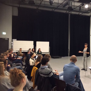 Regisseur Caitlin van der Maas met haar team en cast. (© Dutch National Opera Academy)