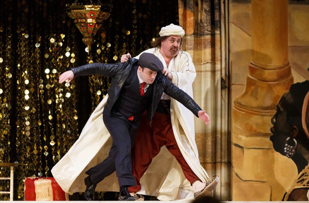 Paul Appleby als Belmonte en Peter Rose als Osmin in Die Entführung aus dem Serail. (© Michel Schnater / De Nationale Opera)