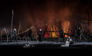 Scène uit Il trovatore bij het Royal Opera House. (© Clive Barda)