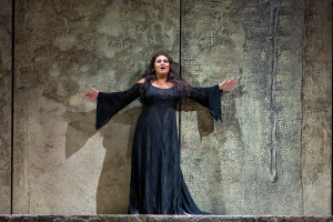 Liudmyla Monastyrska als Abigaille. (© Marty Sohl / Metropolitan Opera)