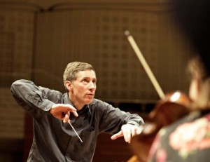 Dirigent Robert King. (© Keith Saunders)