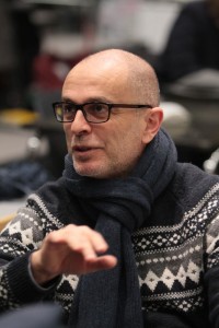 Roberto Rizzi Brignoli, hier in repetitie voor Madama Butterfly, maakt zijn debuut bij de Munt. (© Hofmann)