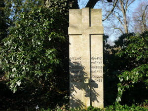 Het Wagner-graf in Bayreuth, waar naast Wieland ook zijn vrouw Gertrud begraven is, evenals Siegfried en Winifred, en Wolfgang en Gudrun Wagner. (© Bayreuth2009 / Creative Commons-licentie)