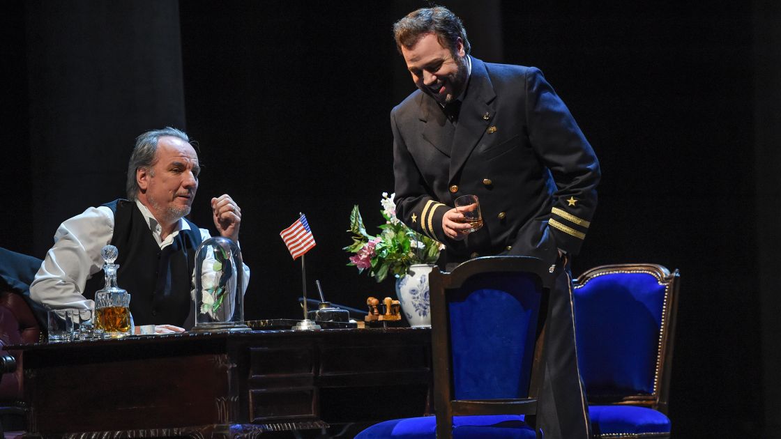 Stefan Heidemann (Sharpless) en Eduardo Aladrén (Pinkerton) in Madama Butterfly bij de Deutsche Oper am Rhein. (© Hans Jörg Michel)