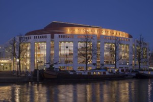 Nationale Opera & Ballet aan het Waterlooplein in Amsterdam. (© Luuk Kramer)