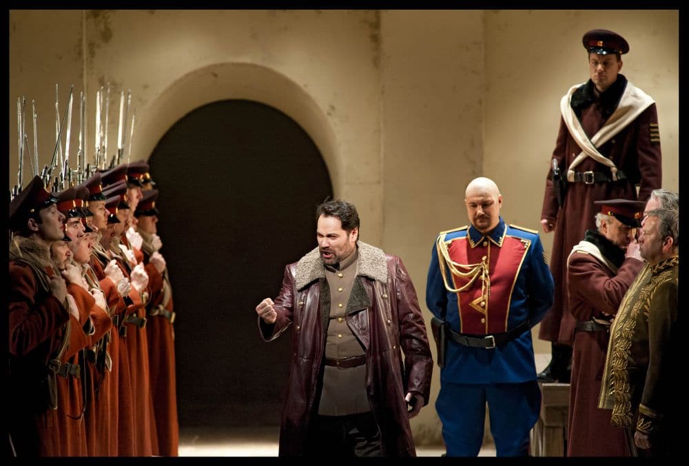 Prins Igor (Ildar Abdrazakov) en Prins Galitski (Dmitri Ulyanov) en staand op verhoging Vladimir Igorevitsj (Pavel Cernoch). (© BAUS)