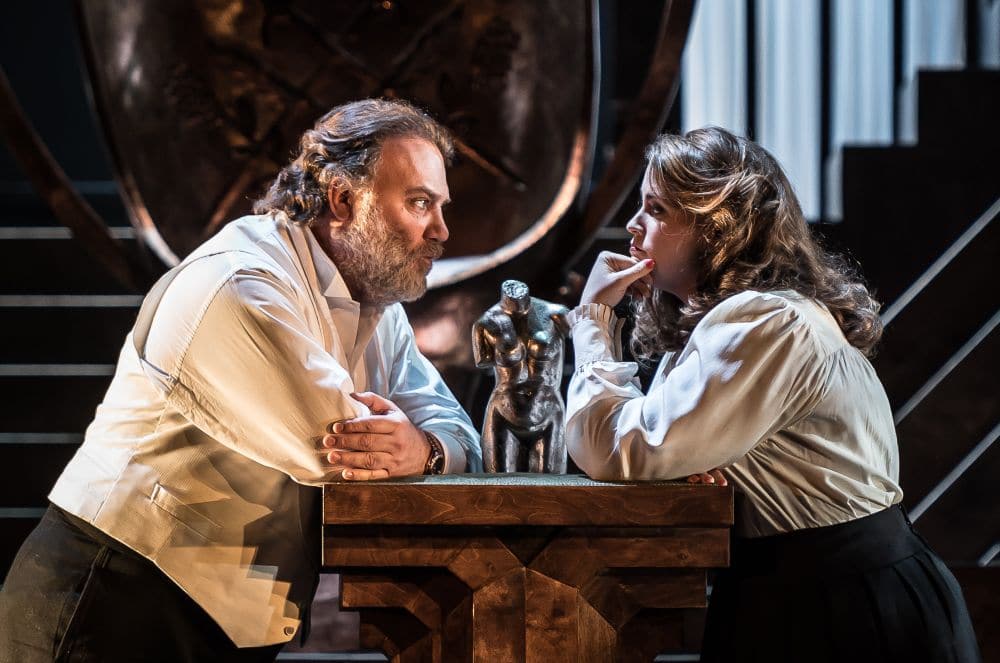 Bryn Terfel als Hans Sachs en Rachel Willis-Sorensen als Eva. (© ROH / Clive Barda)