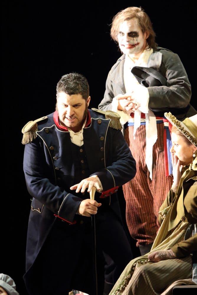 Luca Salsi als Gérard en op de achtergrond Tim Kuypers als Mathieu. (© Wilfried Hösl)