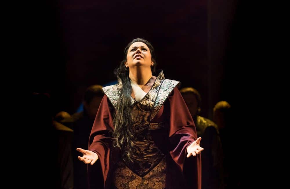 Elaine Alvarez als Hélène. (© Lorraine Wauters / Opéra Royal de Wallonie)
