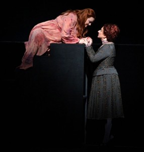 Catherine Foster als Isolde en Amulth Herbst als Brangäne in het Musiktheater im Revier. (© Forster)