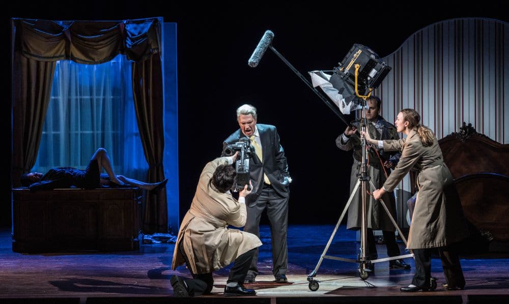 Bill Clinton (Paolo Szot) in The New Prince. (© Marco Borggreve)