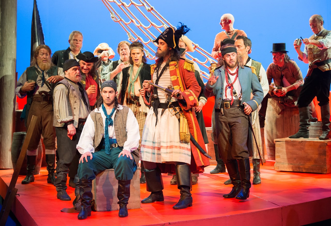 Scène uit The Pirates of Penzance bij de English National Opera. (© Tom Bowles)