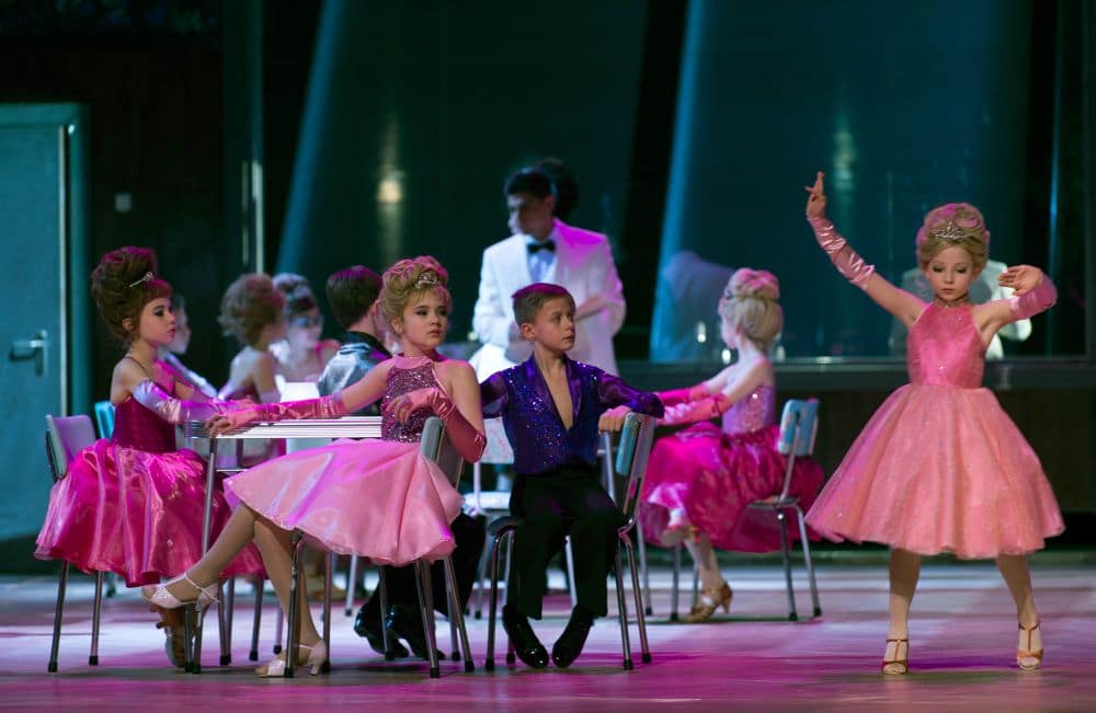 Warlikowski voegt ballroom dansende kinderen toe aan het begin en in het derde bedrijf. (© Ruth Walz)