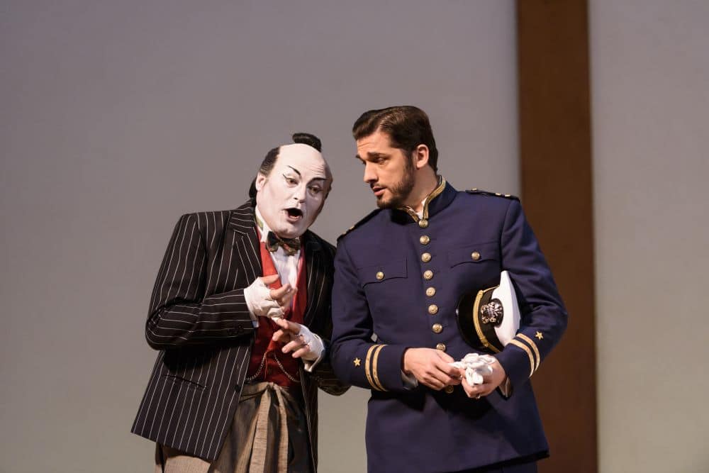 Carlo Bosi als Goro en Marcelo Puente als Pinkerton. (© ROH / Bill Cooper)