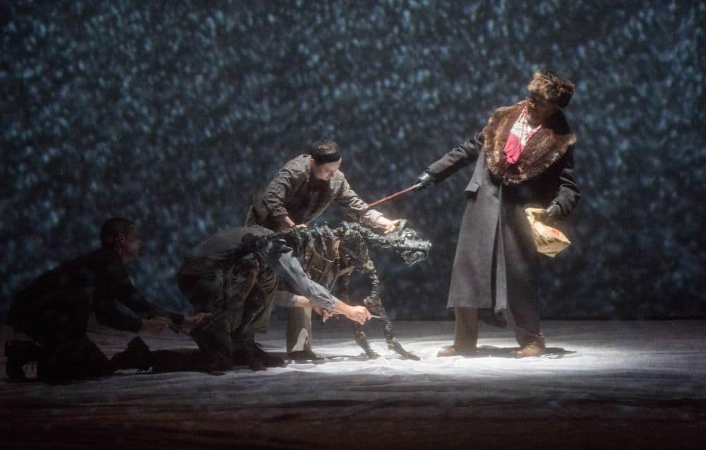 De hond Sjarik werd tot leven gebracht door poppenspelers van het Blind Summit Theatre. (© Monika Rittershaus)