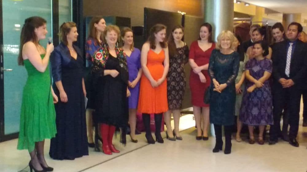 Charlotte Houberg spreekt Henny Diemer toe. (© Place de l'Opera)