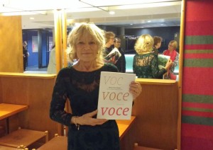 Henny Diemer met het boek over haar werk, Voce, voce, voce. (© Place de l'Opera)