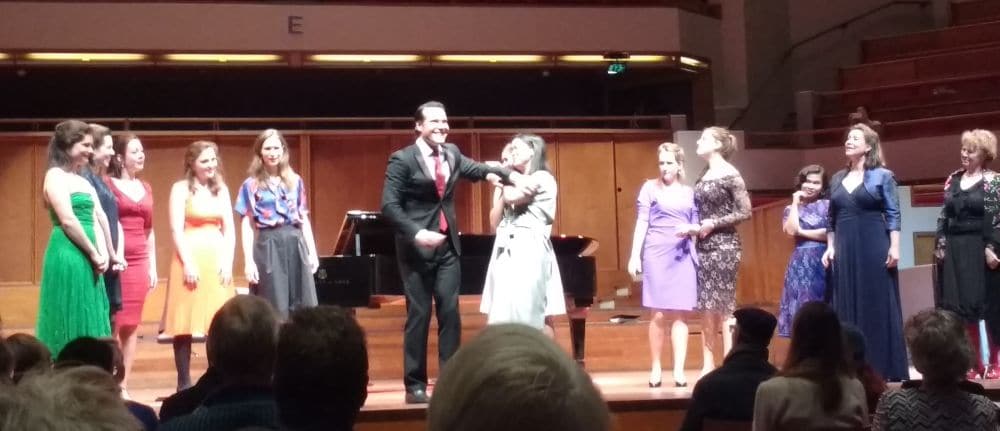 Martijn Sanders en zijn twaalf Zerlina's. (© Place de l'Opera)