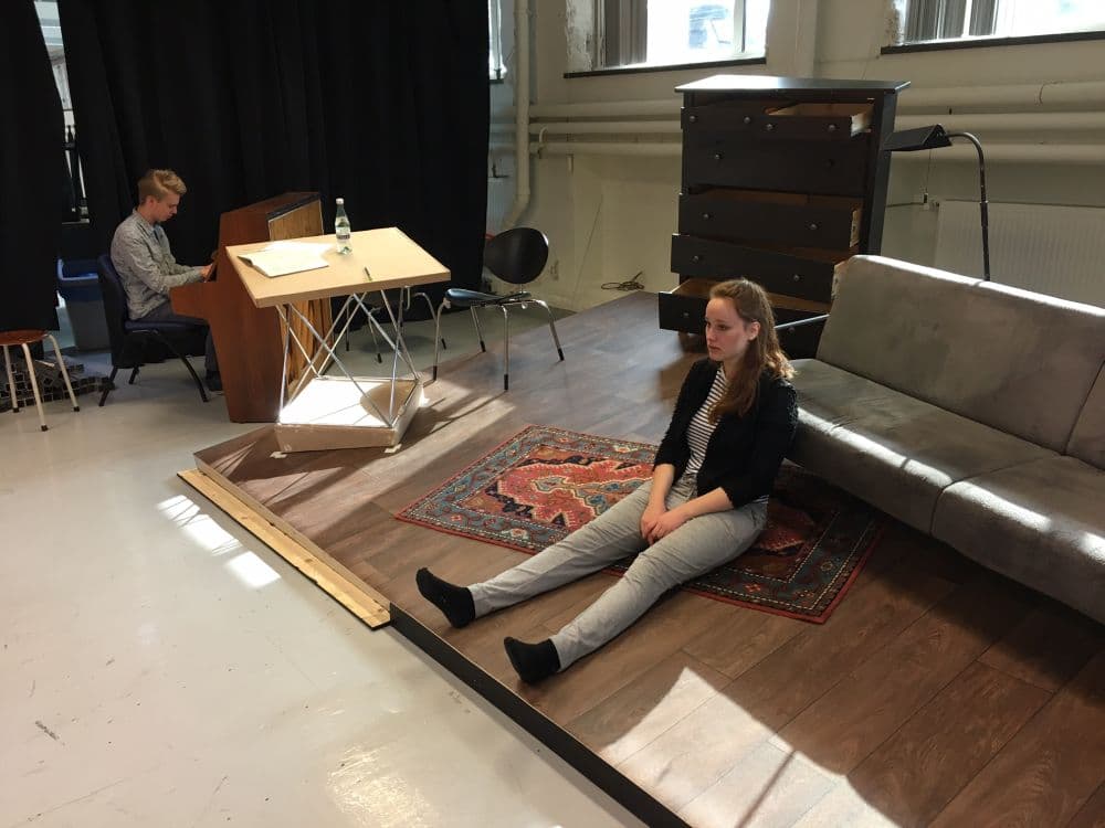 Laetitia Gerards en Ramon in repetitie voor La voix humaine.