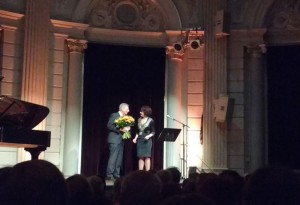 Rudolf Jansen met wethouder Maaike Veeningen.