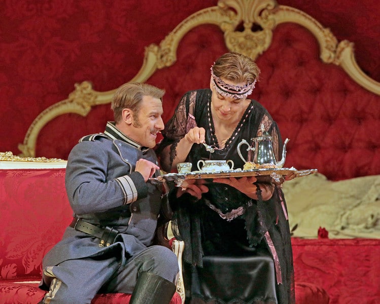 Günther Groissböck en Elīna Garanča in Der Rosenkavalier. (© Ken Howard / Metropolitan Opera)