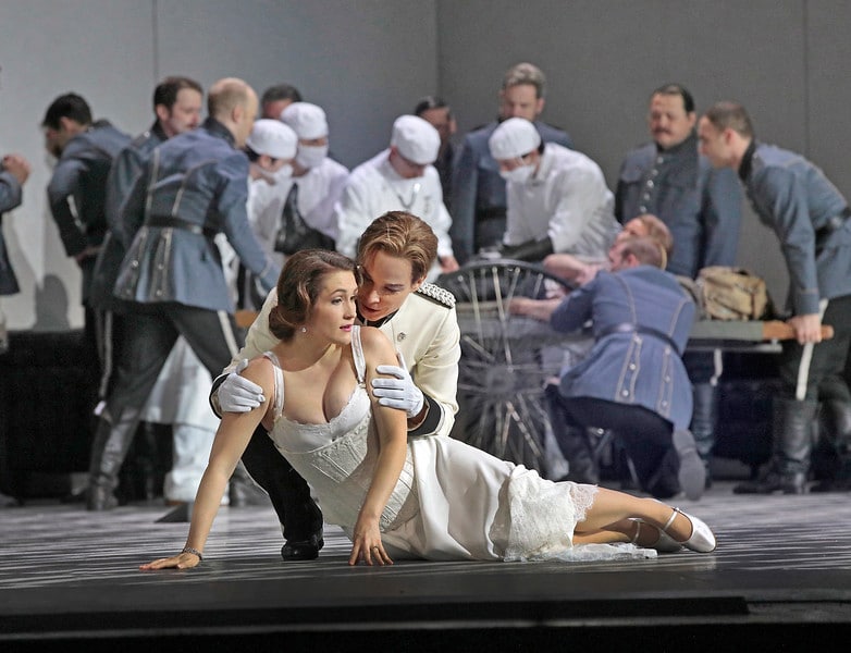 Erin Morley als Sophie en Elīna Garanča als Octavian. (© Ken Howard / Metropolitan Opera)