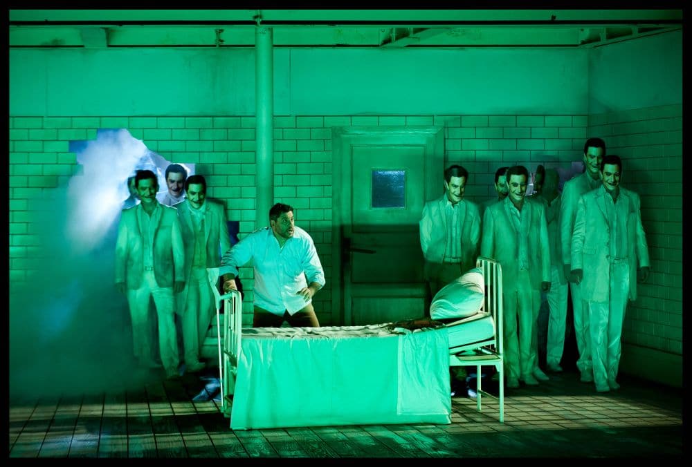 Luca Salsi als Rigoletto voor het Koor van De Nationale Opera in Rigoletto. (© Clärchen & Matthias Baus)