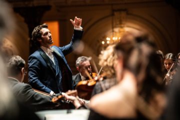 Lorenzo Viotti spiegelde op grandioze wijze Mahlers liefdes-adagietto aan Mozarts Ave-adagietto. Wat een vondst! (© Melle Meivogel)