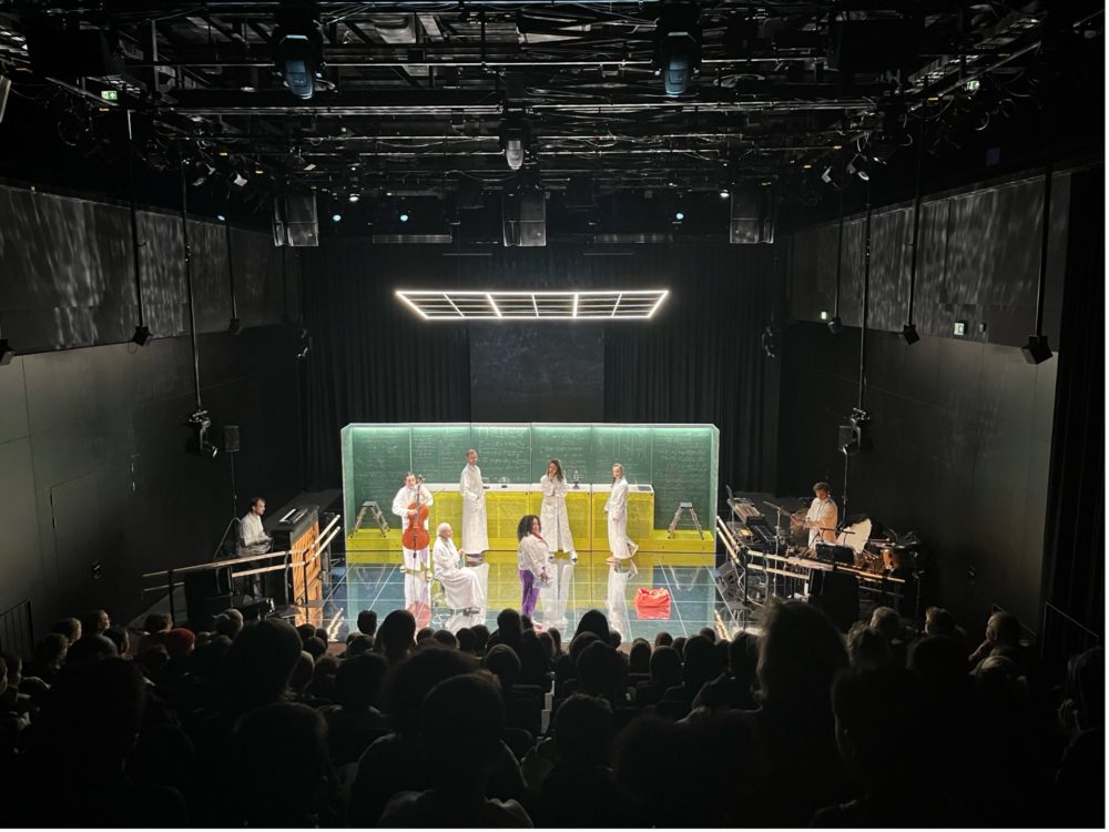 De theorie van alles zeer herkenbaar - Place de l'Opera